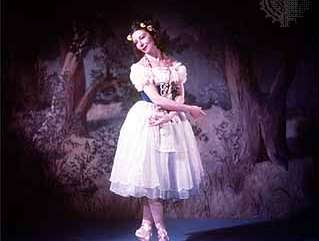 Ballet dancer en pointe in front of forest scenery