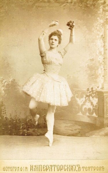 Old photograph of ballet dancer on one leg en pointe