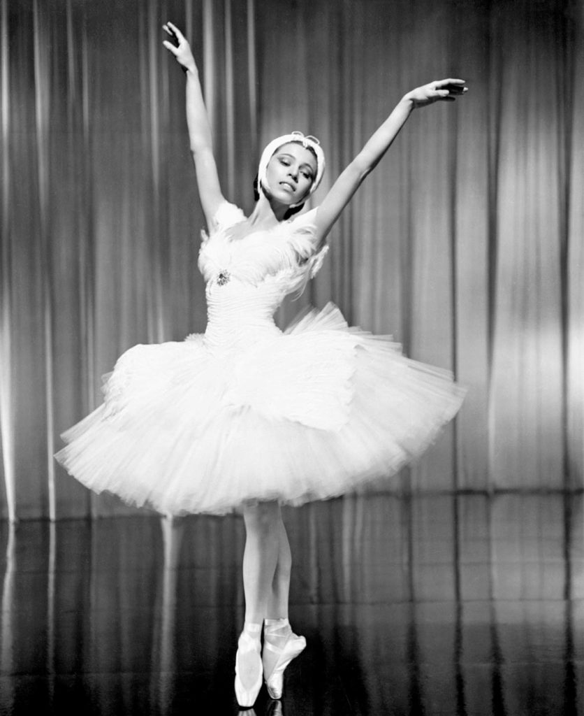 dancer en pointe sous-sus wearing white tutu